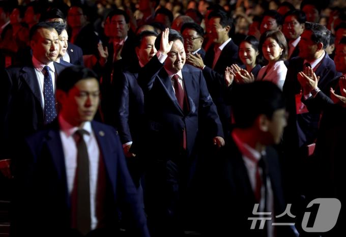 [사진] 손인사 하며 與 전당대회 입장하는 윤석열 대통령