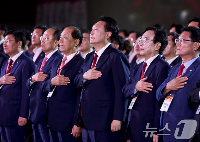[사진] 윤 대통령, 국민의힘 전당대회 국민의례