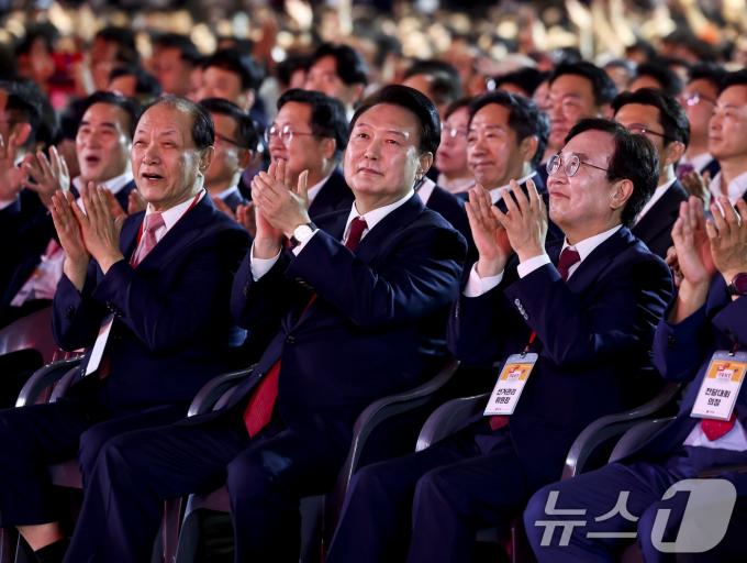 [사진] 국민의힘 전당대회 자리한 윤 대통령