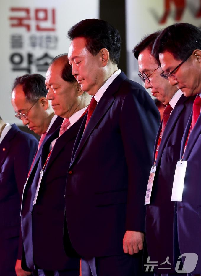 [사진] 국민의힘 전당대회 묵념하는 윤 대통령