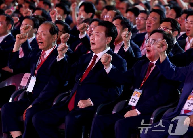 [사진] 與 전당대회 참석한 윤 대통령 '파이팅'