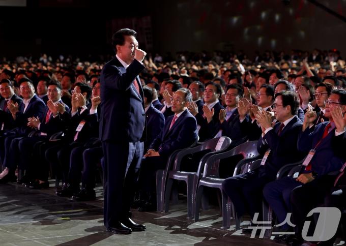 [사진] 국민의힘 전당대회서 당원 향해 인사하는 윤 대통령