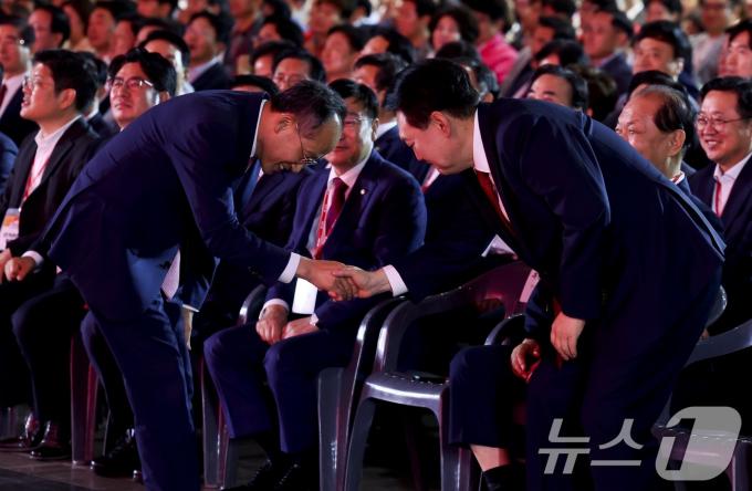 [사진] 인사 나누는 윤 대통령과 추경호 원내대표
