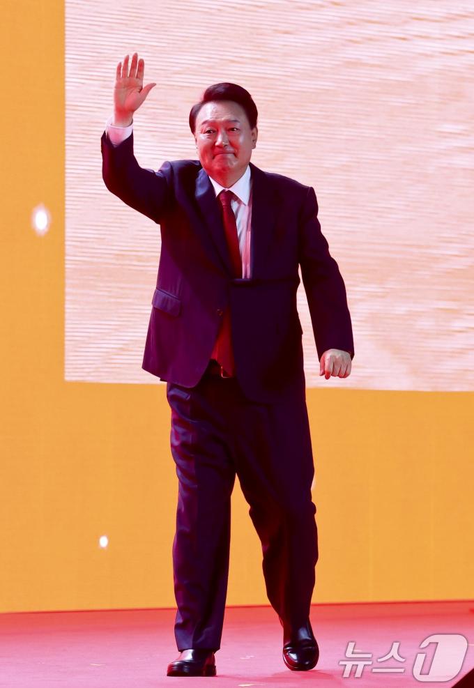 [사진] 국민의힘 당원들에게 손 들어 인사하는 윤석열 대통령