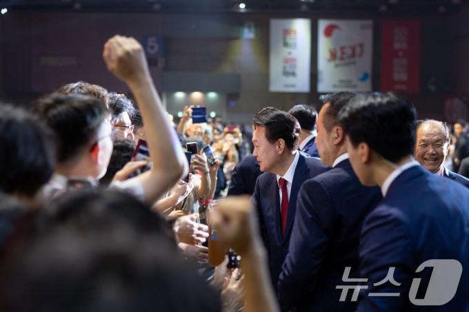 [사진] 당원들과 악수 나누는 윤석열 대통령