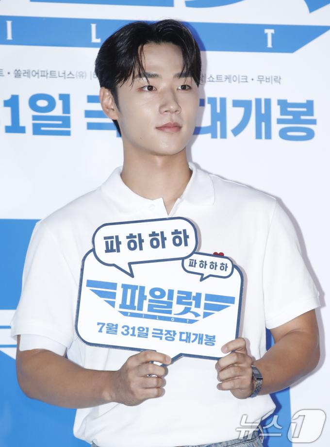 [사진] 이민재, 훈내 진동
