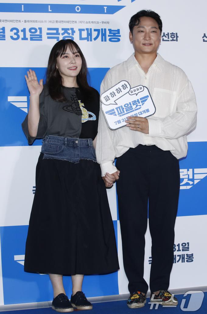 [사진] 양현민, 예쁜 아내 최참사랑과 함께 영화관 나들이