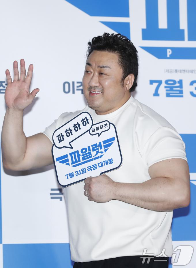 [사진] 마동석, 결혼 반지 끼고 영화관 온 마블리