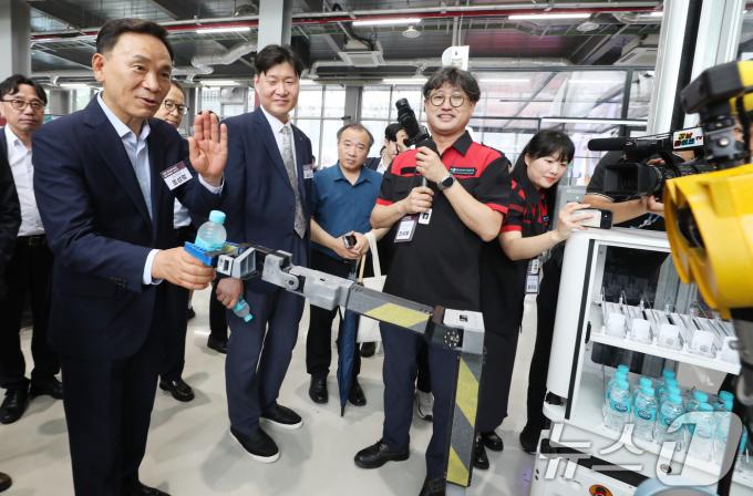 [사진] 강남 로봇플러스 테스트필드 개소식 참석한 조성명 강남구청장