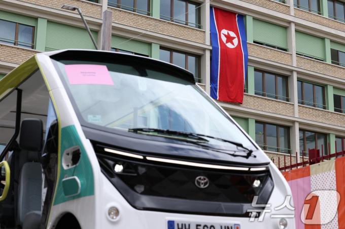 [사진] 파리올림픽 선수촌에 걸린 인공기