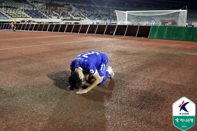수원 삼성의 김지호가 득점을 터트린 뒤 팬들에게 큰절 세리머니를 하고 있다 (한국프로축구연맹 제공)