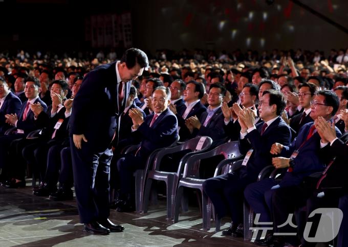 윤석열 대통령이 23일 경기 고양시 킨텍스에서 열린 국민의힘 제4차 전당대회에서 당원들을 향해 인사하고 있다. (공동취재) 2024.7.23/뉴스1 ⓒ News1 안은나 기자