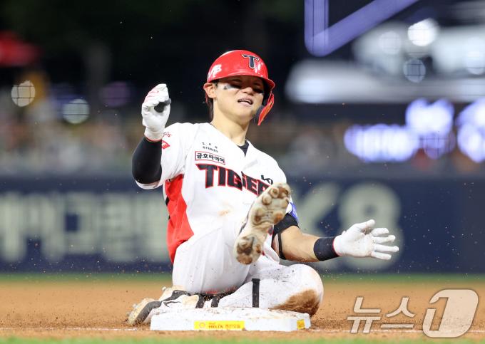 KIA 타이거즈의 내야수 김도영(21)이 23일 광주 기아챔피언스필드에서 열린 2024 신한 SOL 뱅크 KBO리그 NC 다이노스와 KIA 타이거즈의 경기에서 올 시즌 첫 사이클링 히트를 달성하고 있다. 4타석 만에 사이클링 히트는 최소타석 타이기록(9번째)이다. 나아가 4타석에서 안타, 2루타, 3루타, 홈런 순으로 사이클링 히트를 기록한 것은 역대 최초다. (KIA 타이거즈 제공) 2024.7.23/뉴스1