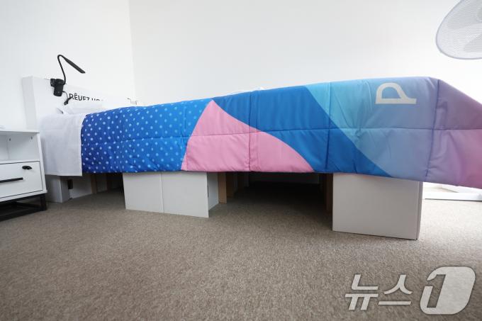 [사진] 파리올림픽 대한민국 선수단 숙소에 설치된 골판지 침대