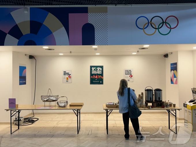 23일(한국시간) 프랑스 파리의 팔레 데 콩그레에 마련된 메인프레스센터(MPC)의 모습. 한 외신 기자가 MPC 내 비치된 커피를 마시기 위해 서 있다. 2024.7.23/뉴스1 ⓒ News1 문대현 기자