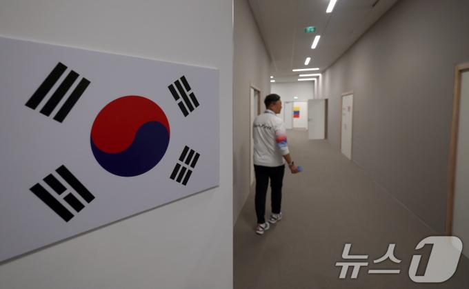 [사진] 태극기 걸려있는 대한민국 선수단 숙소