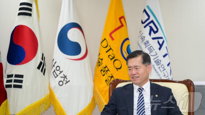 석종건 방위사업청장이 지난 22일 정부과천청사에서 뉴스1과 인터뷰하고 있다.(방위사업청 제공)