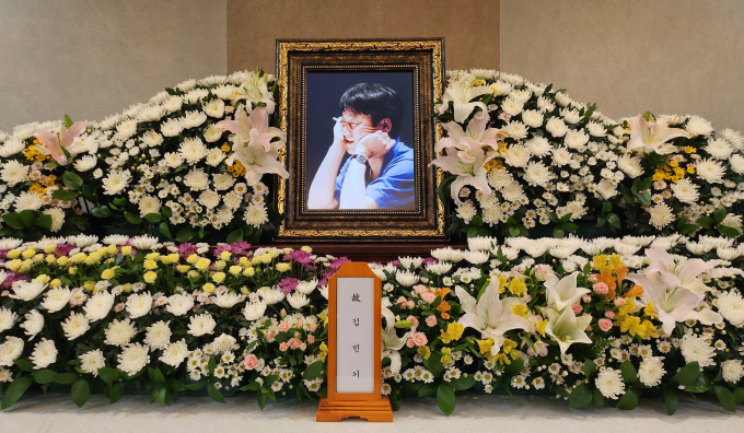 대학로 소극장 '학전'을 이끈 가수 김민기가 영면에 든다. 사진은 지난 22일 서울 연건동 서울대학교병원 장례식장에 마련된 김민기 전 학전 대표의 빈소. /사진=스타뉴스(학전 제공)
