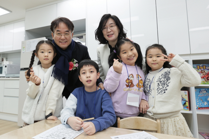    이동환 고양시장(뒷줄 왼쪽)이 덕은 다함께 돌봄센터를 방문해 아이들과 포즈를 취하고 있다. / 사진제공=고양특례시