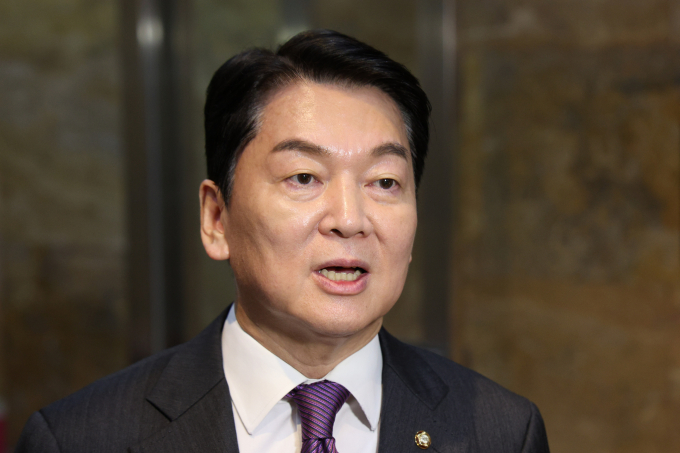 안철수 국민의힘 의원이 한동훈 국민의힘 신임 당대표를 향해 전열을 정비해 집권 여당다운 모습을 찾아야 한다고 강조했다. 사진은 안 의원이 지난 4일 서울 여의도 국회에서 열린 본회의에서 채상병 특검법에 찬성 표결을 한 후 취재진의 질의에 답변하는 모습. /사진=뉴스1 