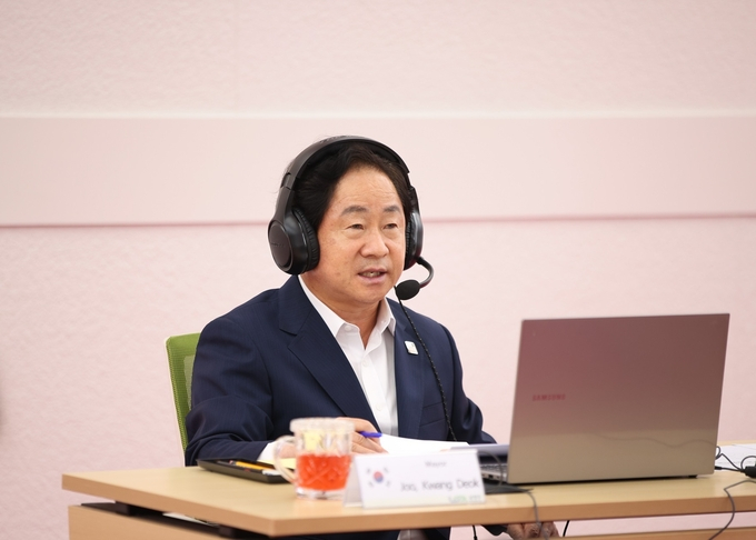 주광덕 남양주시장이 22일 사우디아라비아 압둘라 빈 카미스 알 자이디 타이프시장과 화상회의를 하고 있다. / 사진제공=남양주시   