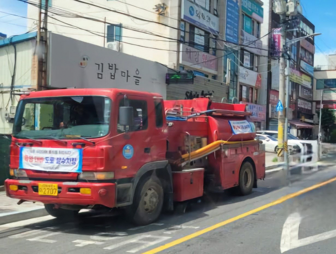 기장군에서 운영하는 살수차량이 기장군 관내 도로에서 물을 뿌리고 있다./사진=기장군
