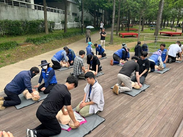 기장군보건소에서 정관읍 좌광천변에서 주민들을 대상으로 심폐소생술 교육을 진행하고 있다./사진=기장군