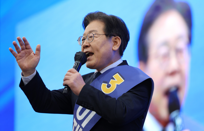 이재명 더불어민주당 당대표 후보가 지난 23일 한동훈 국민의힘 신임 당대표의 당선을 축하했다. 사진은 이 후보가 지난 21일 대구 북구 엑스코에서 열린 제1차 정기전국당원대회 당 대표 및 최고위원 후보자 대구·경북지역 합동연설회에서 정견발표를 하는 모습. /사진=뉴시스