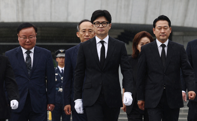 한동훈 국민의힘 신임 당대표가 24일 국립현충원 참배를 시작으로 본격적인 당무 일정에 들어갔다. 사진은 한 대표(가운데)와 국민의힘 당 지도부가 24일 서울 동작구 국립서울현충원에서 참배를 마치고 이동하는 모습. /사진=뉴스1