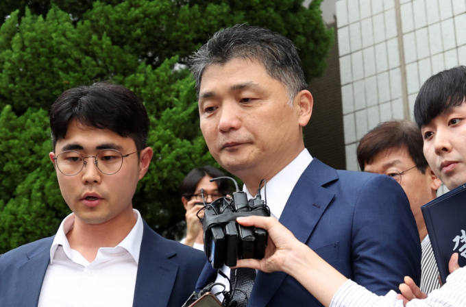 오너 리스크에 카카오 주가가 등락을 거듭하고 있다. SM엔터테인먼트 시세조종 의혹을 받는 김범수 카카오 경영쇄신위원장이 22일 오후 서울 양천구 서울남부지방법원에서 구속 전 피의자심문(영장실질심사)을 마치고 이동하고 있다. /사진=뉴스1 김명섭 기자