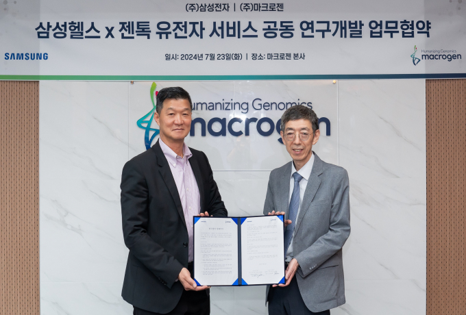 삼성전자와 마크로젠이 서비스 공동 연구개발 업무협약을 체결했다. 사진은 박헌수 삼성전자 모바일(MX) 사업부 디지털헬스 팀장(왼쪽)과 김창훈 마크로젠 대표. /사진=마크로젠