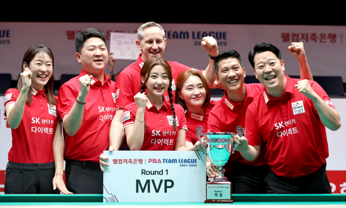 SK렌터카가 지난 23일 경기 고양시 ‘고양 킨텍스 PBA 스타디움’에서 열린 ‘웰컴저축은행 PBA 팀리그 2024-2025’ 1라운드 최종일 경기 결과 1위를 차지했다. 사진은 시상식에서 환호하는 SK렌터카 선수들. /사진=PBA