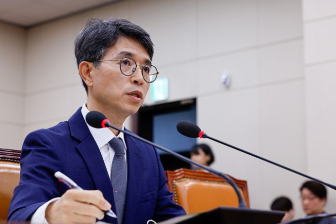 국회 환경노동위원회가 김완섭 환경부 장관 후보자 인사청문경과 보고서 채택을 여·야 이견 없이 의결했다. 사진은 김 후보자가 지난 22일 서울 여의도 국회 환경노동위원회에서 열린 인사청문회에서 의원 질의에 답하는 모습. /사진=뉴스1