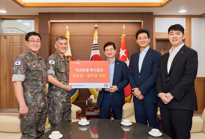 호반그룹 경영진이 육군 3군단을 찾아 총 7000만원의 기부금을 전달했다. 사진은 전달식에 참석한 서진하(왼쪽 두번째부터) 육군 3군단장, 김선규 호반그룹 회장, 김대헌 호반그룹 기획총괄사장,  김민성 호반산업 전무. /사진=호반그룹