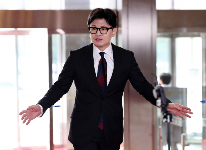 한동훈 국민의힘 대표가 제3자 추천 채상병 특검법 추진에 대해 달라진 입장은 없다고 일축했다. 사진은 한 대표가 24일 서울 여의도 국회의사당으로 출근하는 모습. /사진=뉴스1 