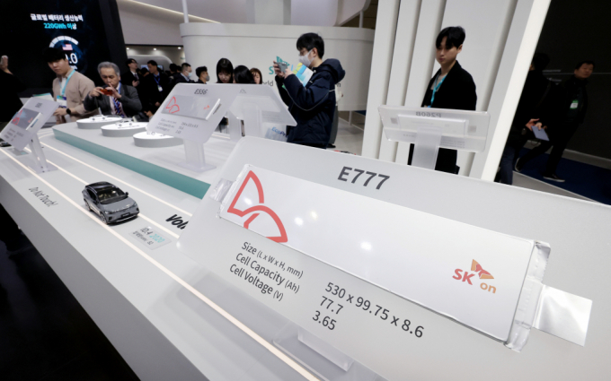 서울 강남구 코엑스에서 열린 '인터배터리 2024' SK온 부스에서 관람객들이 배터리셀 등을 살펴보고 있다./사진=뉴시스