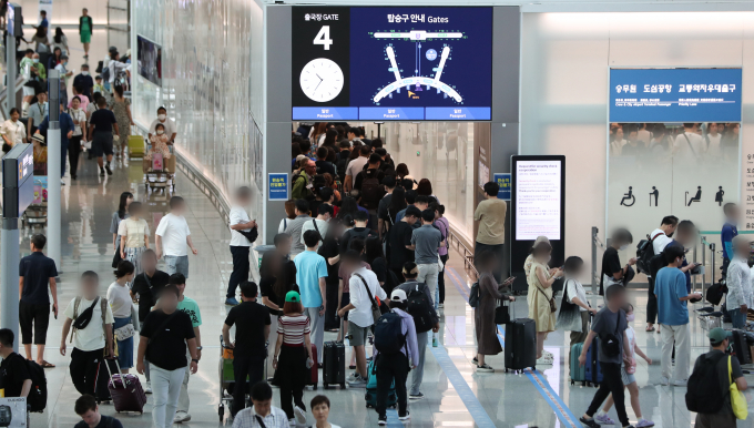 올 여름 휴가철 공항 이용객이 일평균 45만명에 달할 전망이다. 사진은 인천공항 출국장 /사진=뉴스1