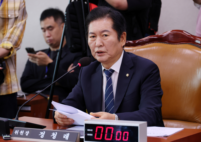 국회 법제사법위원회가 24일 전체회의에서 노란봉투법과 민생회복지원금 법안 의결을 보류했다. 사진은 정청래 국회 법제사법위원회 위원장이 24일 서울 여의도 국회에서 열린 법제사법위원회 전체회의에서 발언하는 모습. /사진=뉴시스
