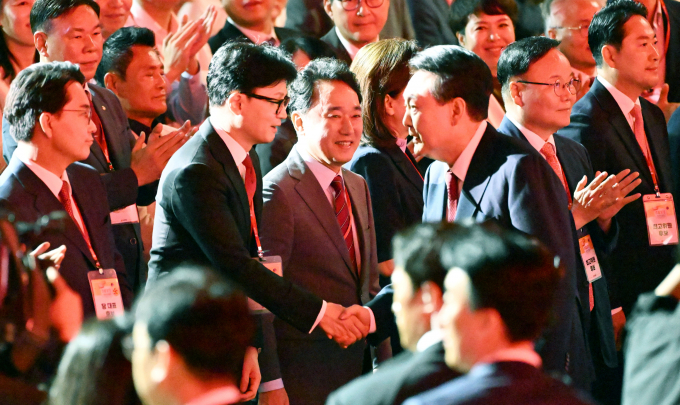 대통령실이 윤석열 대통령과 한동훈 국민의힘 당대표의 만찬 회동을 언급하며 독대 가능성도 열어뒀다. 사진은 윤 대통령(오른쪽)이 지난 23일 경기 고양시 킨텍스에서 열린 국민의힘 4차 전당대회에 입장하며 한 대표와 악수하는 모습. /사진=뉴스1(공동취재) 
