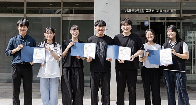 대구대 컴퓨터정보공학부 학생들이 수상한 논문들을 들어보이고 있다./사진제공=대구대학교