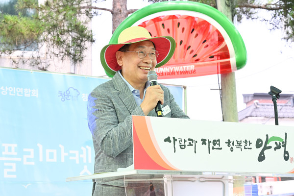 전진선 양평군수가 지난 13일부터 14일까지 이틀간 청운시장 민속장터(청운면 용두리)에서 열린제2회 양평수박 축제 개막식에서 인사말을 하고 있다. / 사진제공=양평군 렸다. 
