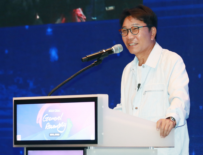 이수만 전 SM엔터테인먼트 총괄 프로듀서가 서울대 선배이자 가수 겸 '학전' 대표 고(故) 김민기의 빈소를 찾아 거액의 조의금을 전달했지만, 유가족 측은 조의금을 받지 않겠다는 뜻에 따라 조의금을 다시 돌려줬다. 사진은 지난 5월 서울 여의도 콘래드 호텔에서 진행된 '2024 국제저작권관리단체연맹(CISAC) 세계 총회'에 참석해 기조연설을 한 이수만 전 SM엔터테인먼트 총괄 프로듀서. /사진=스타뉴스