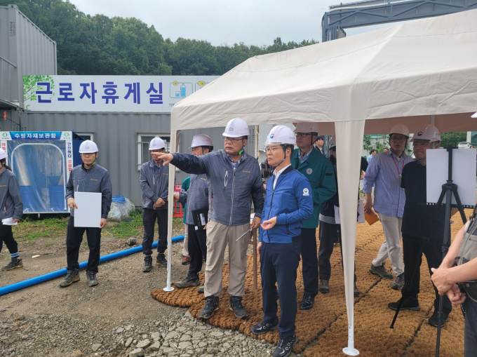 이정식(앞줄 오른쪽) 고용노동부 장관이 전국적으로 연일 집중호우와 무더위가 계속되는 가운데 경기 의왕시의 건설현장 두 곳을 불시에 찾아 점검했다.  /사진=고용노동부