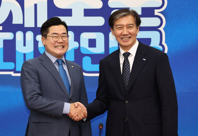 박찬대 더불어민주당 원내대표가 조국 조국혁신당 신임 당대표를 만나 민주당과 조국혁신당의 공조를 강조했다. 사진은 박 원내대표(왼쪽)가 24일 서울 여의도 국회에서 조 대표를 접견하는 모습. /사진=뉴스1