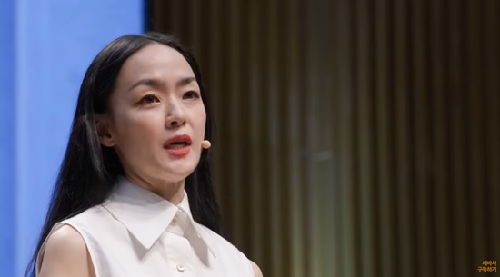 가수 김윤아가 뇌신경마비를 겪었던 일을 고백했다./사진=세바시 유튜브 캡처