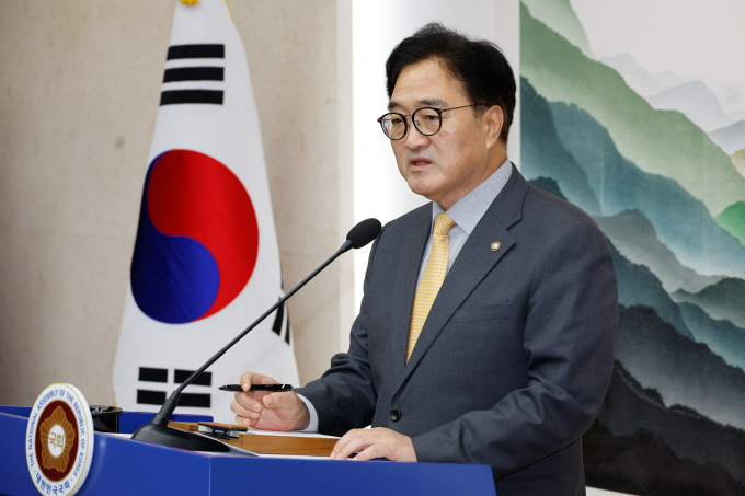 우원식 국회의장이 24일 기자회견을 통해 오는 25일 국회 본회의에 채상병 특검법 재표결과 방송4법을 상정한다고 말했다. 사진은 우 의장이 24일 서울 여의도 국회에서 방송법 중재안 등 국회 현안과 관련해 기자회견을 하는 모습. /사진=뉴스1