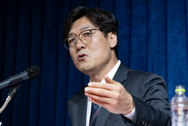 축구국가대표팀 감독 선임 과정에서 절차상 문제가 있음에도 홍명보 감독을 선임한 것으로 알려진 이임생 대한축구협회 기술총괄이사가 경찰에 입건됐다.사진은 지난 8일 서울 종로구 축구회관에서 열린 홍명보 축구국가대표 선임 관련 브리핑을 진행하는 이임생 대한축구협회 기술총괄이사. /사진=뉴시스