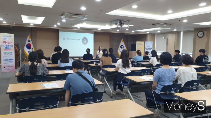 24일 광주고용센터 11층 상설 채용관에서 열린  '빛이나 일자리 수요데이 in 광주_구인․구직 만남의 날'행사에 참여한 구직자들이 강의를 듣고 있다/사진=광주고용노동청 제공.