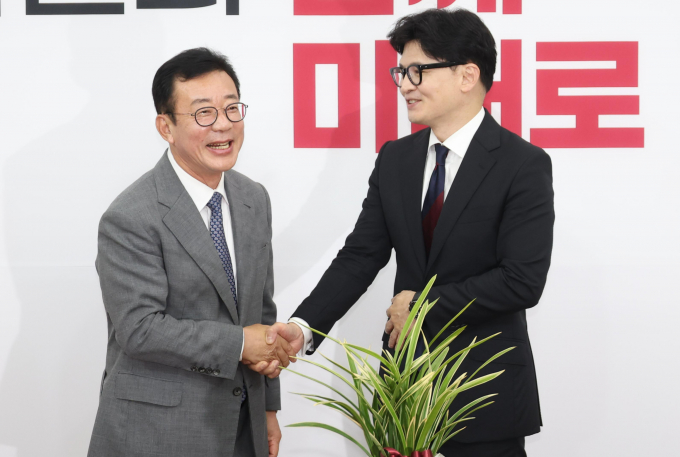 한동훈 국민의힘 신임 당대표가 윤석열 대통령 축하 난에 대해 감사의 말을 전했다. 사진은 한 대표(오른쪽)가 24일 서울 여의도 국회에서 윤 대통령의 축하 난을 전달받기 전 홍철호 대통령실 정무수석과 악수하는 모습. /사진=뉴시스