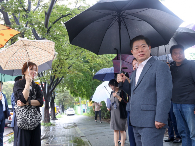 박승원 광명시장이 24일 하안4동에서 진행한 '우리동네 시장실'을 통해 지역 현안을 살피고 있다. / 사진제공=광명시